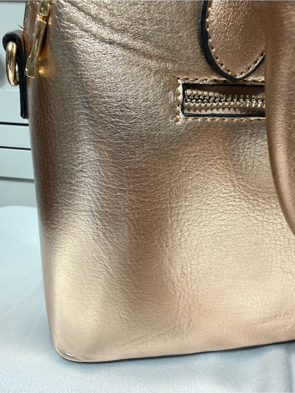 ✨ Gorgeous Metallic Gold Satchel Purse ✨ - Picture 13 of 16